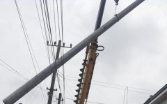 為啥吊裝電線(xiàn)桿子要用白色吊